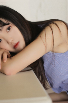 大手从衣服下摆探进去